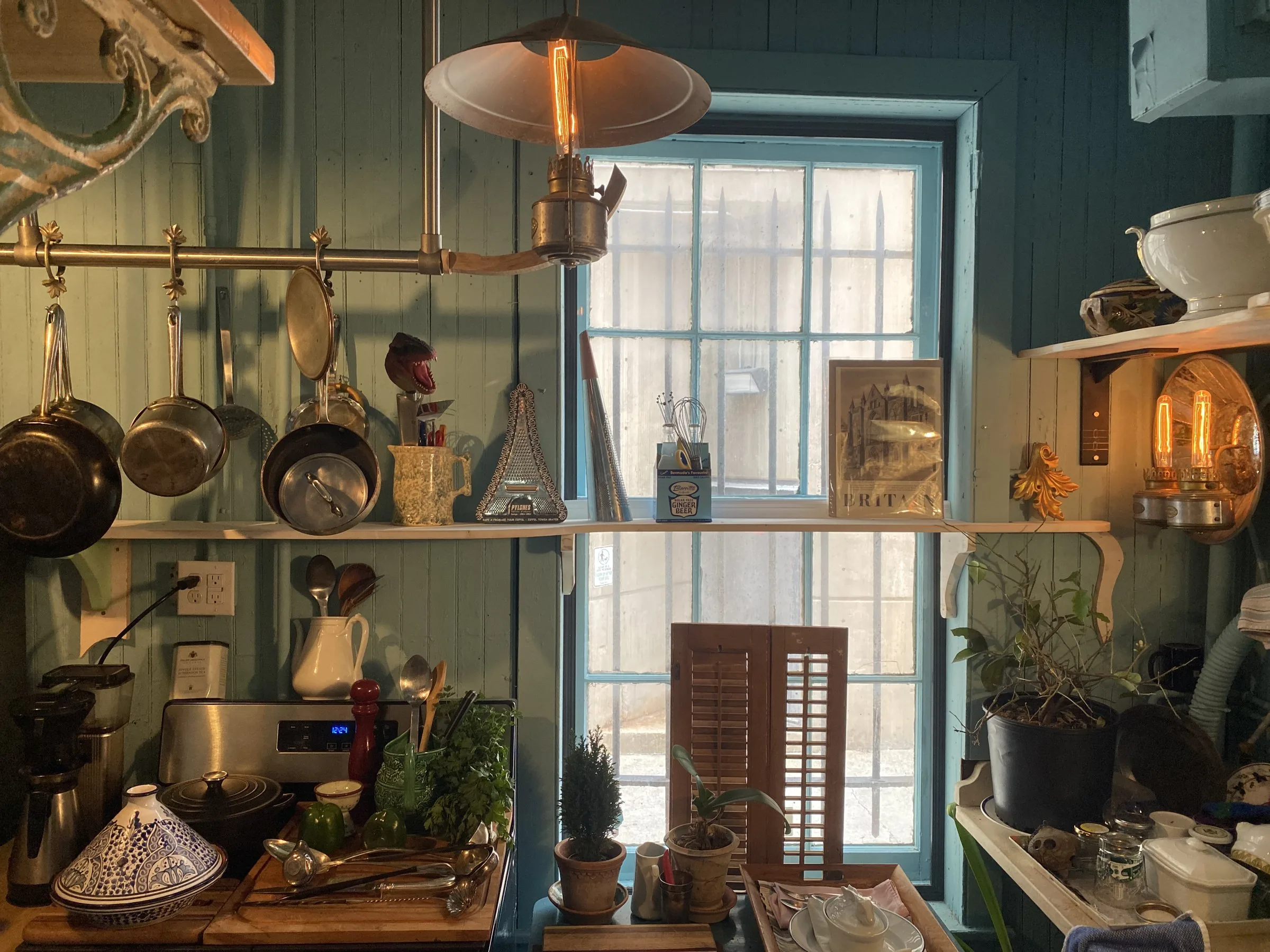 Open kitchen shelves