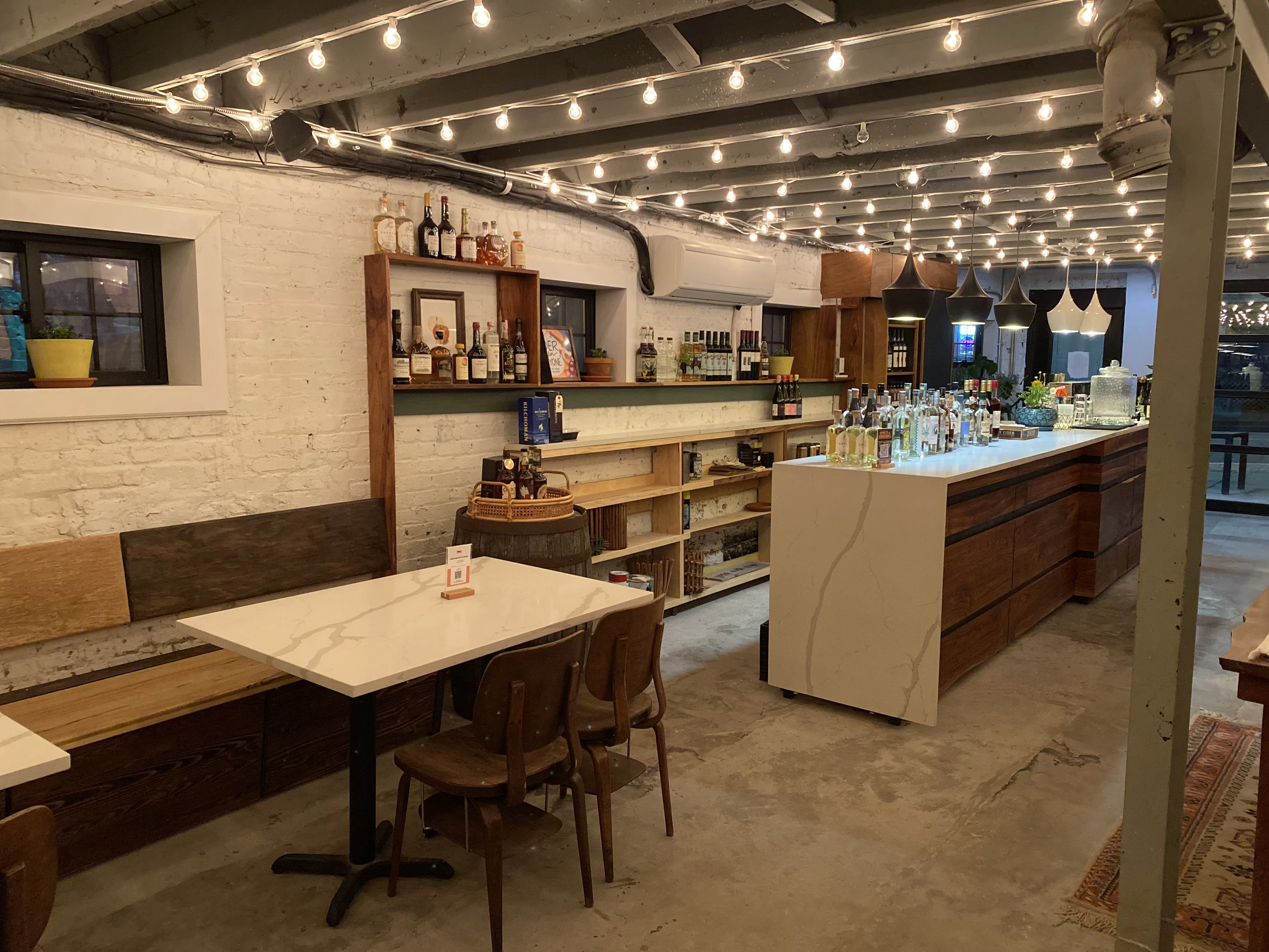 Restaurant bar, seating side