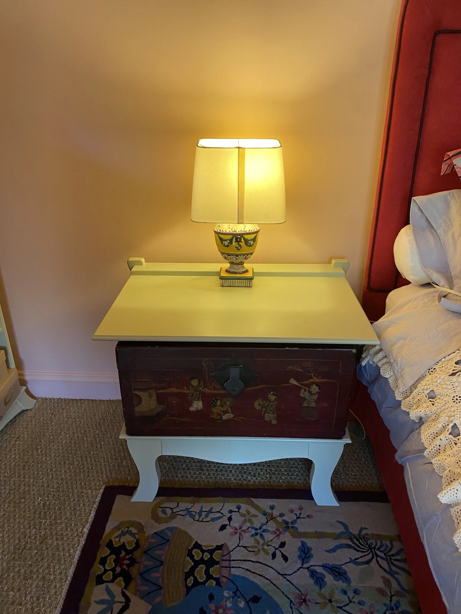 Trunk stand for a bedside table