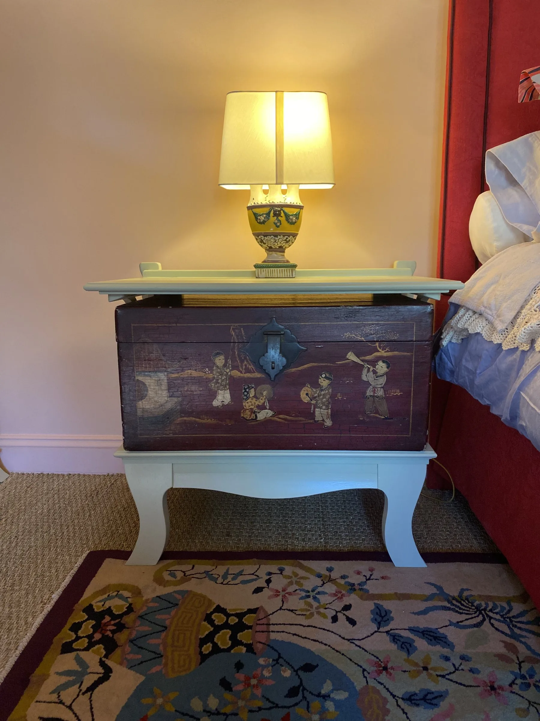 Trunk stand for a bedside table