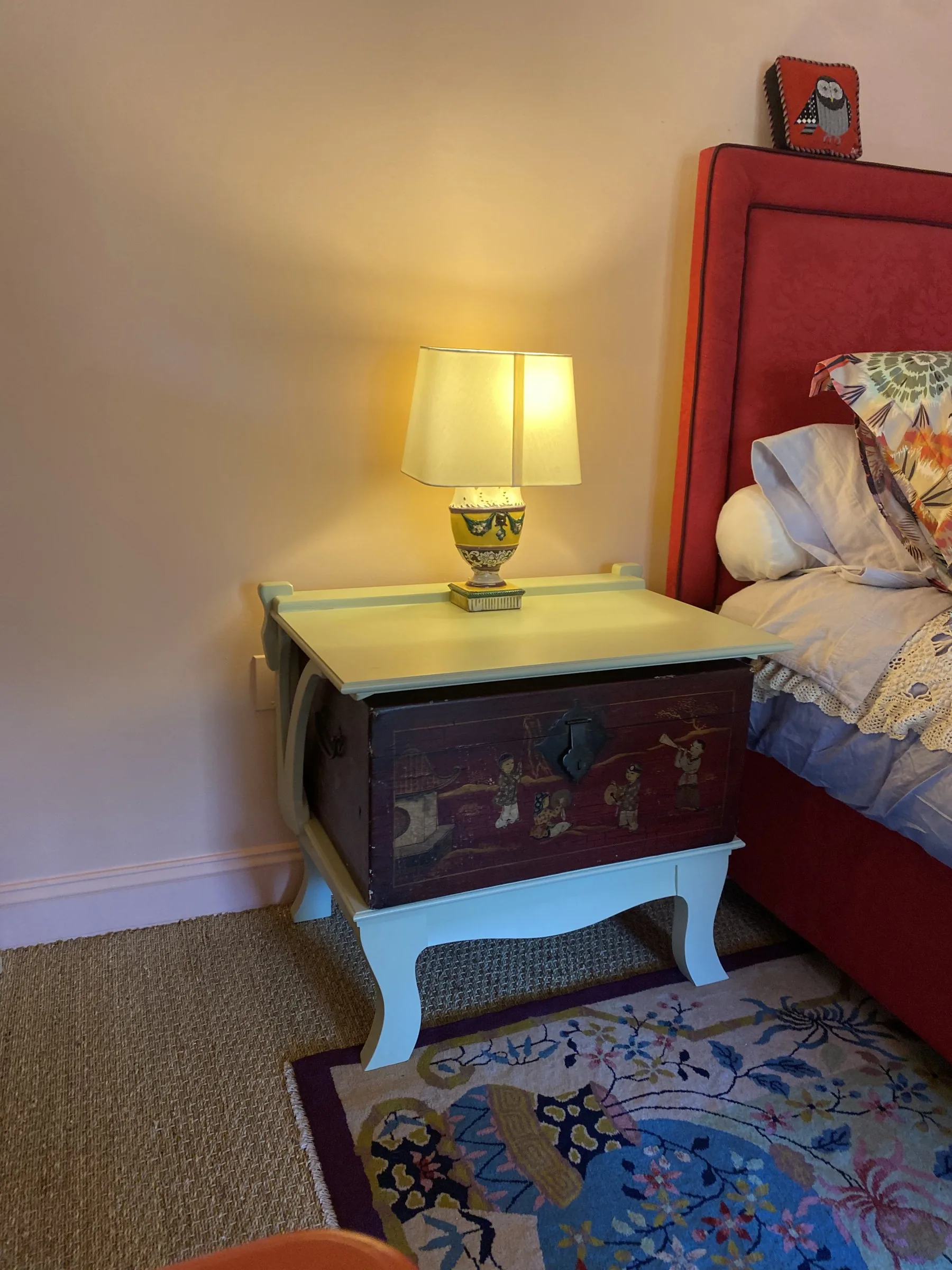 Trunk stand for a bedside table