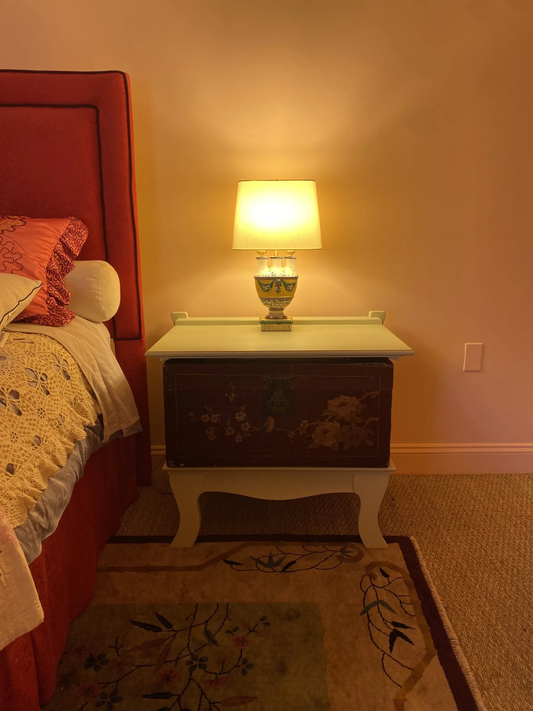 Trunk stand for a bedside table