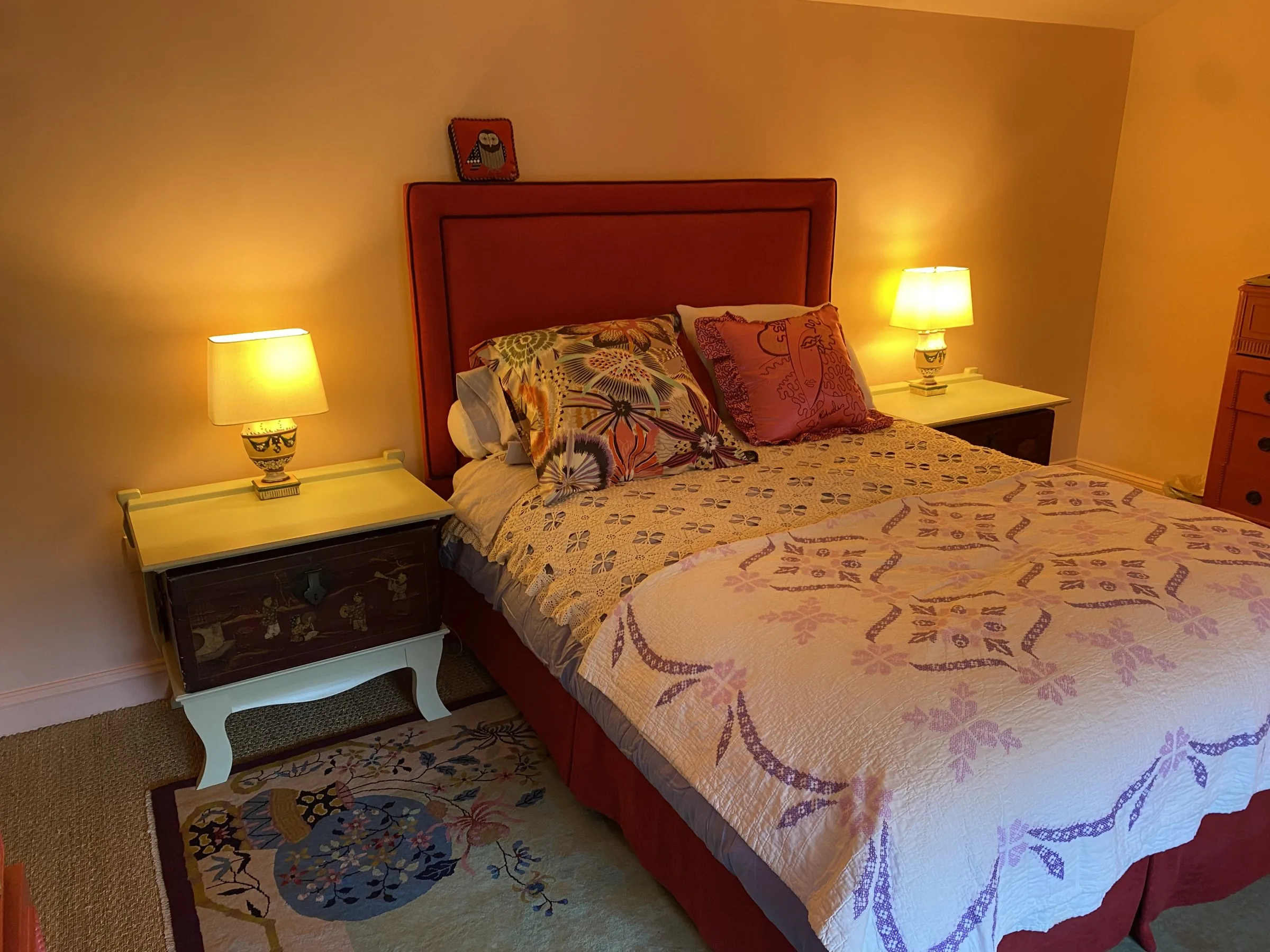 Trunk stand for a bedside table